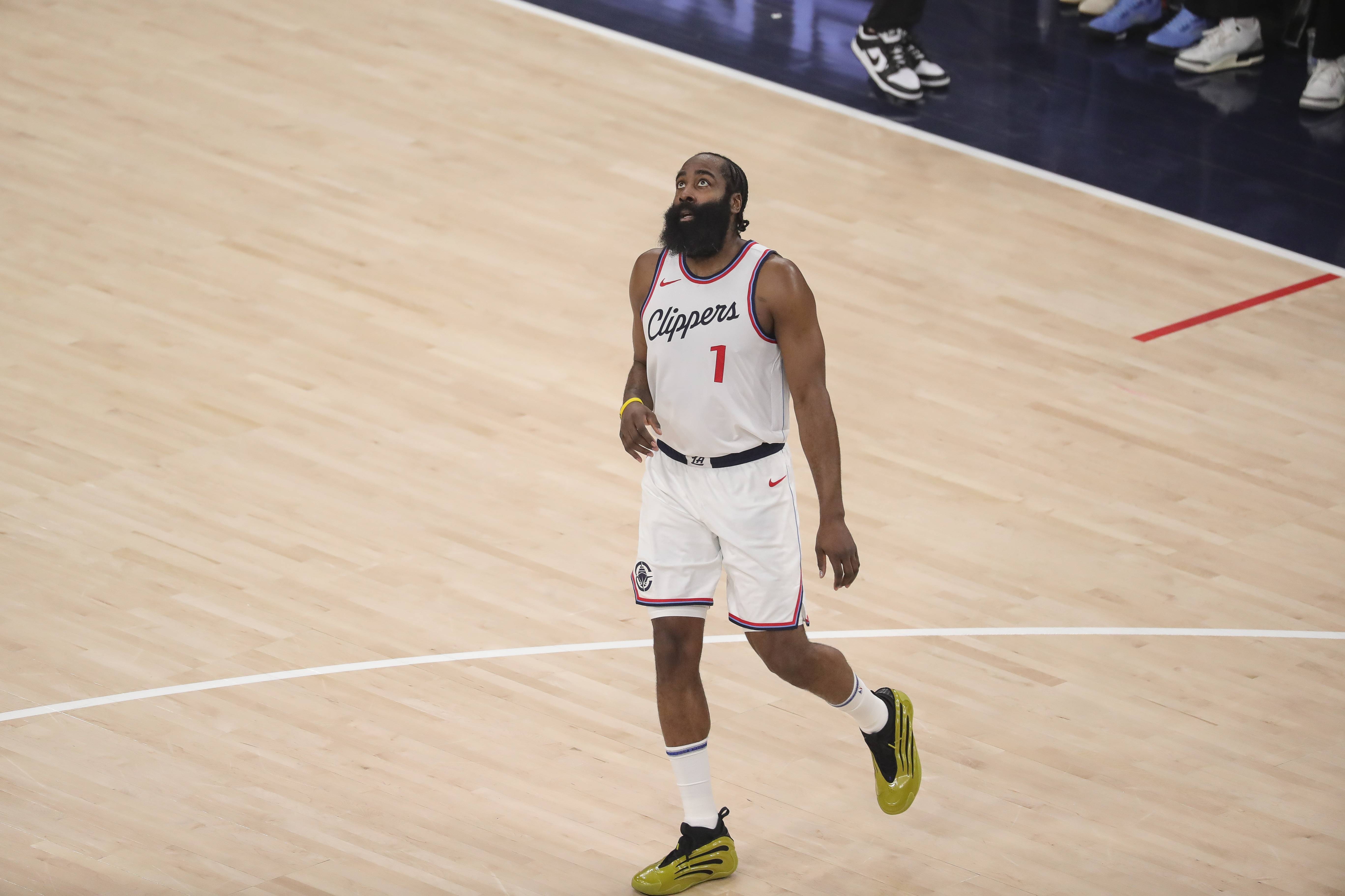 开云平台中国-洛杉矶快船训练开放日；国际比赛日队长鼓劲引欢呼；NBA常规赛在即；控场能力受关注的简单介绍